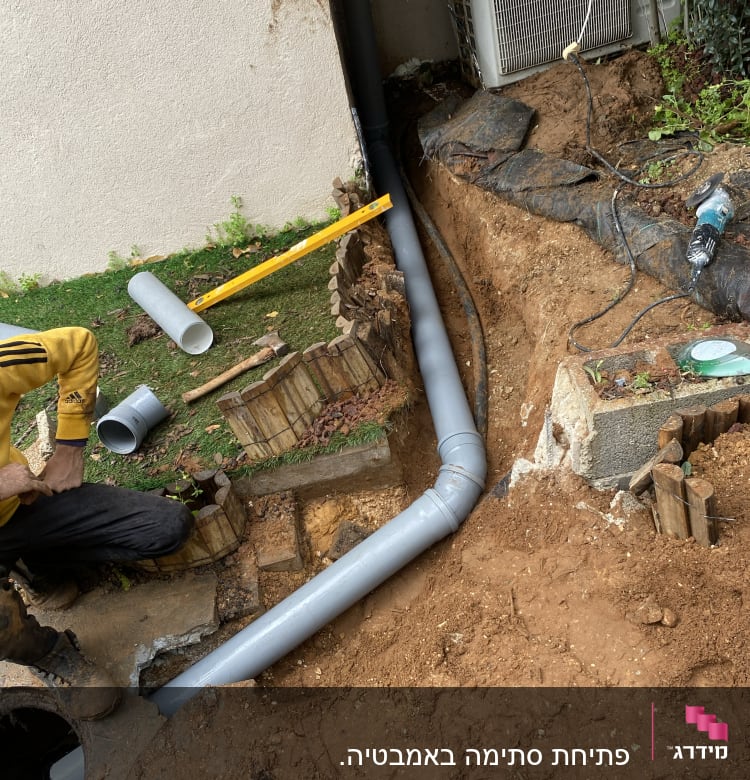 עבודת אינסטלציה עם צינורות פלסטיק וכלי עבודה